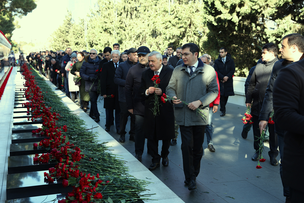 İqtisadiyyat Nazirliyinin kollektivi Şəhidlər xiyabanını ziyarət edib